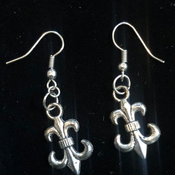 Fleur-de-Lis Dangle Earrings – Silver Tone French Symbol Gothic Boho Jewelry - Picture 1 of 3